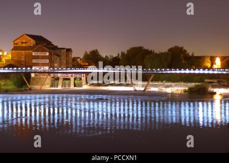 Die Millennium Bridge über den Fluss Aire in Castleford bei Nacht Stockfoto