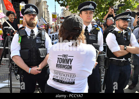 Unterstützer von Tommy Robinson außerhalb der Royal Courts of Justice in London, wo die ehemalige English Defence League (EDL) Leader auf Kaution durch das Berufungsgericht, nachdem er eine Herausforderung gegen die Feststellung der Missachtung des Gerichts freigegeben wurde. Stockfoto