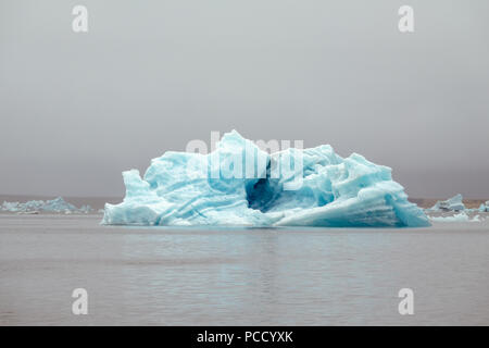 Eisberge in der Gletscherlagune Jokulsarlon, die von Vatnajökull, dem größten Gletscher Europas kommt Stockfoto