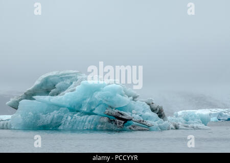 Eisberge in der Gletscherlagune Jokulsarlon, die von Vatnajökull, dem größten Gletscher Europas kommt Stockfoto