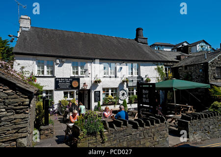 Menschen, die trinken, saßen im Sommer vor dem Hole im Wall Inn Pub Bowness am Windermere Lake District Cumbria England Großbritannien Stockfoto