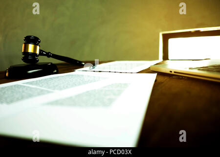 Rechtsanwalt Desktop, Arbeitsbereich mit Laptop, Hammer, Papier und Stift auf den Tisch. Stockfoto