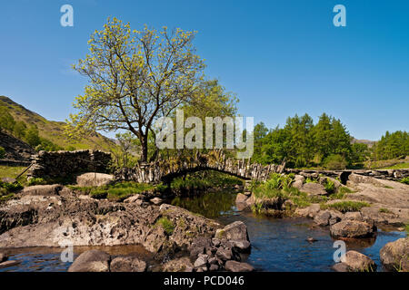 Slaters Bridge im Sommer Little Langdale Lake District National Park Cumbria England Vereinigtes Königreich GB Großbritannien Stockfoto