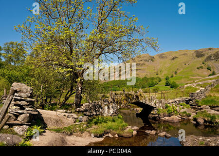 Slaters Bridge im Sommer Little Langdale Lake District National Park Cumbria England Vereinigtes Königreich GB Großbritannien Stockfoto