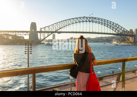 Weibliche Touristen mit Rucksack Tasche Fotos von Sydney Harbour Bridge im Sommer Urlaub Reise. Stockfoto