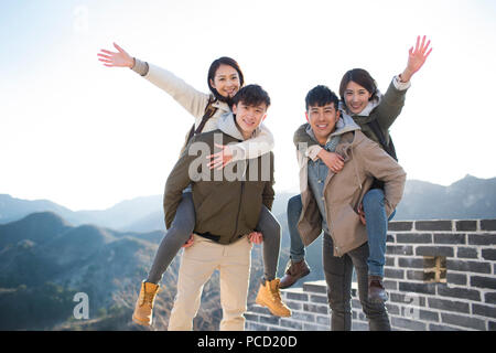 Portrait von glücklichen jungen chinesischen Freunde auf die Große Mauer Stockfoto