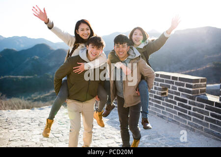 Portrait von glücklichen jungen chinesischen Freunde auf die Große Mauer Stockfoto