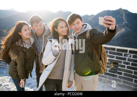 Glückliche junge chinesische Freunde unter selfies auf die Große Mauer Stockfoto