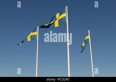 Thre Flaggen aus Schweden winken in der Luft Stockfoto