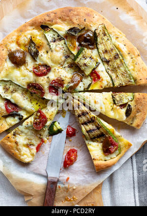 Pizza mit Zucchini und Käse Stockfoto