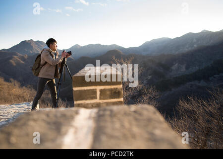 Junge Chinesen fotografieren auf der Großen Mauer Stockfoto