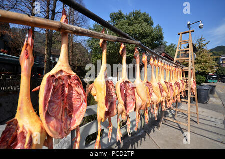 Reihen von Wurstwaren hängen in einem ländlichen Markt in China trocken Stockfoto
