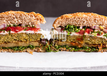 In der hälfte vegetarische Burger Stockfoto