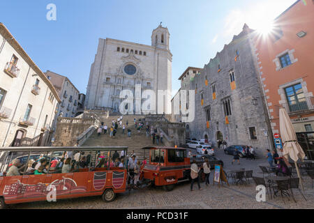 City Tour Zug vor der Kathedrale, Girona, Katalonien, Spanien, Europa Stockfoto