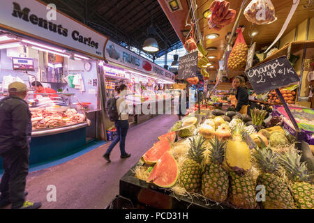 Stände von Lebensmitteln im Hallenbad La Boqueria Markt, Ciudad Vieja, Barcelona, Katalonien, Spanien, Europa Stockfoto