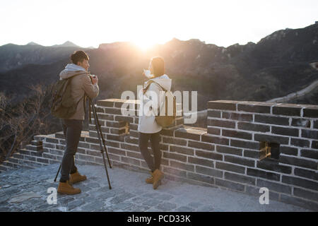 Junge chinesische Paar Fotografieren auf der Großen Mauer Stockfoto