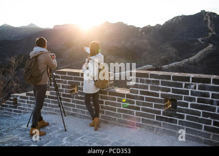 Junge chinesische Paar Fotografieren auf der Großen Mauer Stockfoto