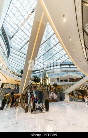 Fashion Avenue in der Dubai Mall, dem größten Einkaufszentrum der Welt, Dubai, Vereinigte Arabische Emirate, Naher Osten Stockfoto