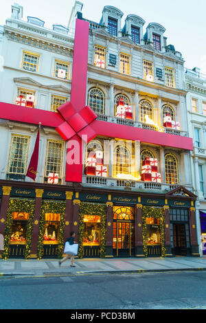 Cartier Store für Weihnachten, New Bond Street, London, England, Vereinigtes Königreich, Europa eingerichtet Stockfoto
