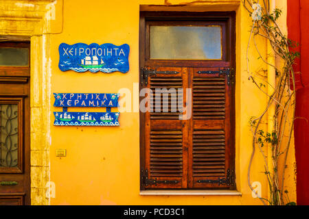 Fenster mit Fensterläden, Kreta, griechische Inseln, Griechenland, Europa Stockfoto