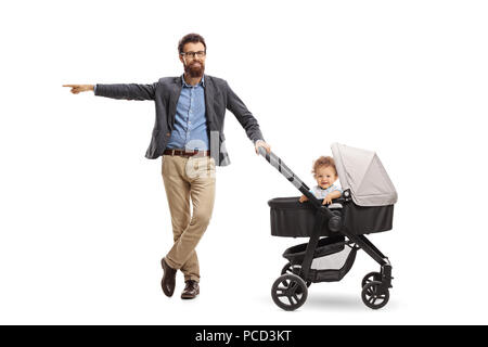 In voller Länge Porträt eines Vaters mit einem Baby in einem Kinderwagen auf weißem Hintergrund zeigen Stockfoto