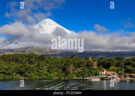 Petrohue, schneebedeckte, konische Vulkan Osorno, See Todos Los Santos, Vicente Perez Rosales National Park, Lakes District, Chile, Südamerika Stockfoto