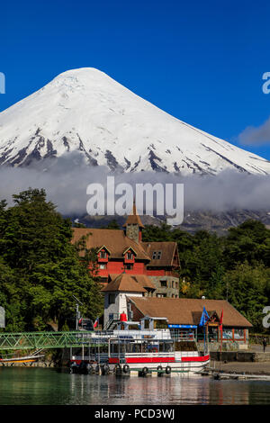 Petrohue, schneebedeckte, konische Vulkan Osorno, See Todos Los Santos, Vicente Perez Rosales National Park, Lakes District, Chile, Südamerika Stockfoto