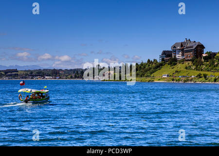 Ausflugsschiff und bewaldete Ufer, See Llanquihue, der Innenstadt von Puerto Varas, Lakes District, Chile, Südamerika Stockfoto