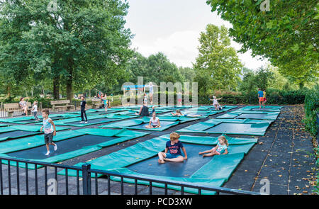 Hilvarenbeek, Niederlande, 28-07-2018: Kinder Spaß haben mit dem Springen auf dem Trampolin im amusemtn Park Beekse Bergen in Hlland, dieses ist einer der größten amusemtn Parks in Holland. Stockfoto