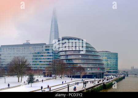 Der South Bank der Themse mit dem Shard und Rathaus, HQ der Bürgermeister von London, Schnee, London, England, Vereinigtes Königreich, Europa Stockfoto