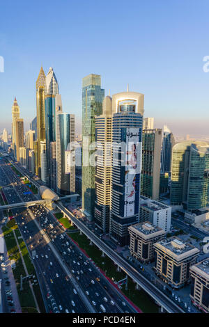 Die Wolkenkratzer an der Sheikh Zayed Road, Financial Center, Dubai, Vereinigte Arabische Emirate, Naher Osten Stockfoto