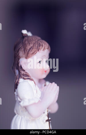 Cake Topper katholische Heilige Kommunion Zeremonie religiösen Mädchen zum christlichen Gott in der Kirche zu beten. Stockfoto