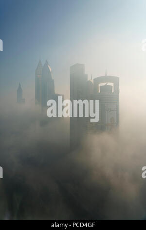 Ein nebeliger Morgen wanten Wolkenkratzer in Dubai, Vereinigte Arabische Emirate, Naher Osten Stockfoto