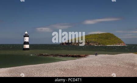 Leuchtturm am Penmon Punkt, Anglesey, Nordwales mit Puffin Insel im Hintergrund Stockfoto