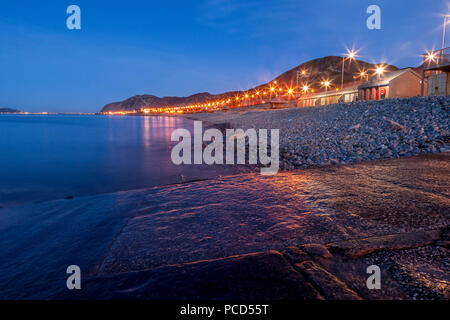 Penmaenmawr Strand bei Dämmerung, North Wales Küste Stockfoto