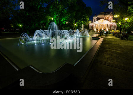 Frühling Nacht Langzeitbelichtung Komposition an der öffentlichen Garten vor dem Ivan Vazov National Theatre, Sofia, Bulgarien. Schönen Brunnen in Th Stockfoto