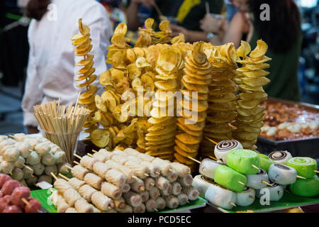 Chips und Rollen auf Spieße in einer Nacht Markt in der Altstadt von Hanoi, Vietnam, Indochina, Südostasien, Asien Stockfoto