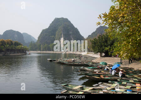 Ruderboote in der Tam Coc verwendet Touristen um die Trang eine Landschaft in der Provinz Ninh Binh, Vietnam, Indochina, Südostasien, Asien zu nehmen Stockfoto