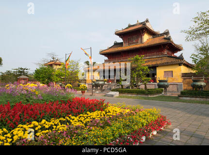 Bunte Blumen in der Tet Urlaub im Hien Lam Pavillon in der Reichsstadt, die Zitadelle, UNESCO, Hue, Vietnam, Südostasien feiern Stockfoto