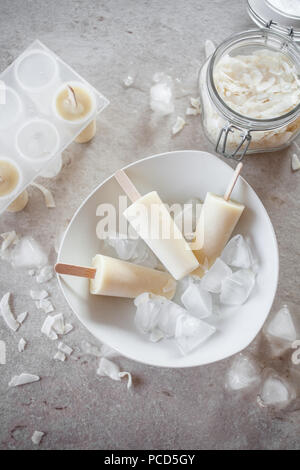 Eis am Stiel aus Ananas und Kokosnuss Stockfoto