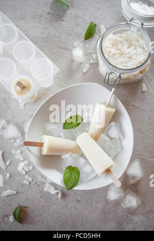 Eis am Stiel aus Ananas und Kokosnuss Stockfoto