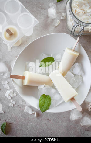Eis am Stiel aus Ananas und Kokosnuss Stockfoto