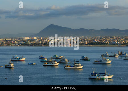 Fischerboote, Hafen von Manta, Ecuador, Südamerika Stockfoto