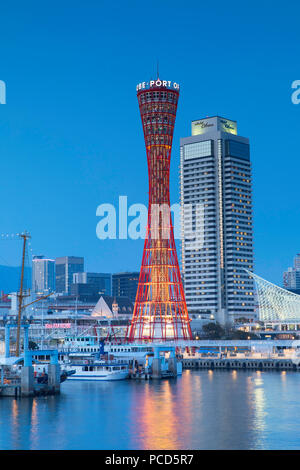 Port Tower in der Dämmerung, Kobe, Kansai, Japan, Asien Stockfoto
