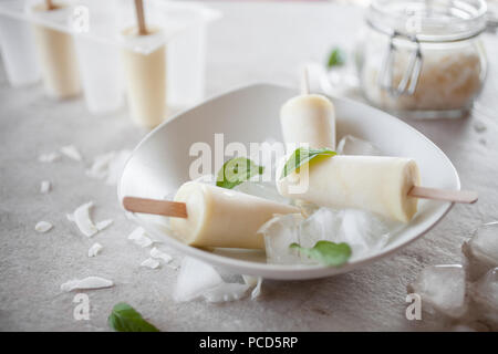 Eis am Stiel aus Ananas und Kokosnuss Stockfoto