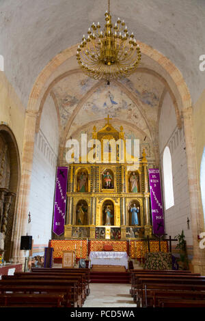 Altar mit originalen Fresken, ehemaligen Kloster San Miguel Arcangel, gegründet 1541 AD, Route der Klöster, Mani, Yucatan, Mexiko, Nordamerika Stockfoto