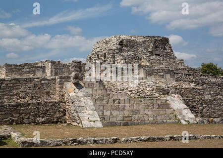 Tempel der Krieger in den Vordergrund, lackiert Nischen Tempel im Hintergrund, Maya Ruinen, Mayapan Archäologische Stätte, Yucatan, Mexiko Stockfoto