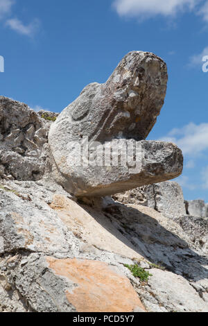 Schlange den Kopf, der Tempel der Krieger, Maya Ruinen, Mayapan Archäologische Stätte, Yucatan, Mexiko, Nordamerika Stockfoto