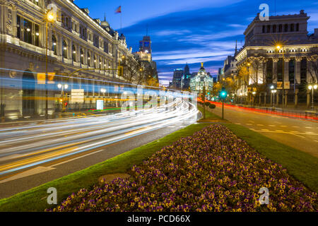 Anzeigen von Trail Lichter auf die Calle de Alcala in der Dämmerung, Madrid, Spanien, Europa Stockfoto