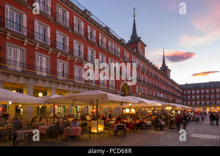 Blick auf die Restaurants an der Plaza Mayor in der Dämmerung, Madrid, Spanien, Europa Stockfoto